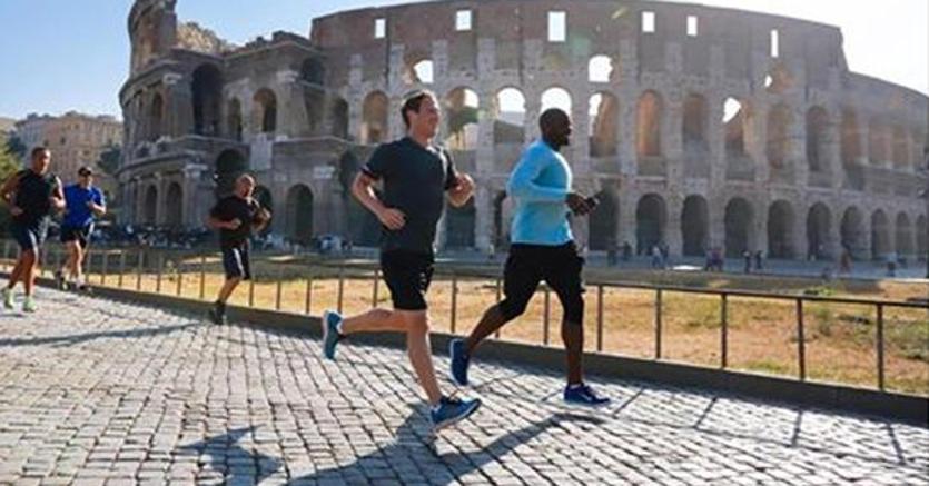 Il ceo di Facebook, Mark Zuckerberg, mentre corre davanti al Colosseo nella foto che ha postato questa mattina